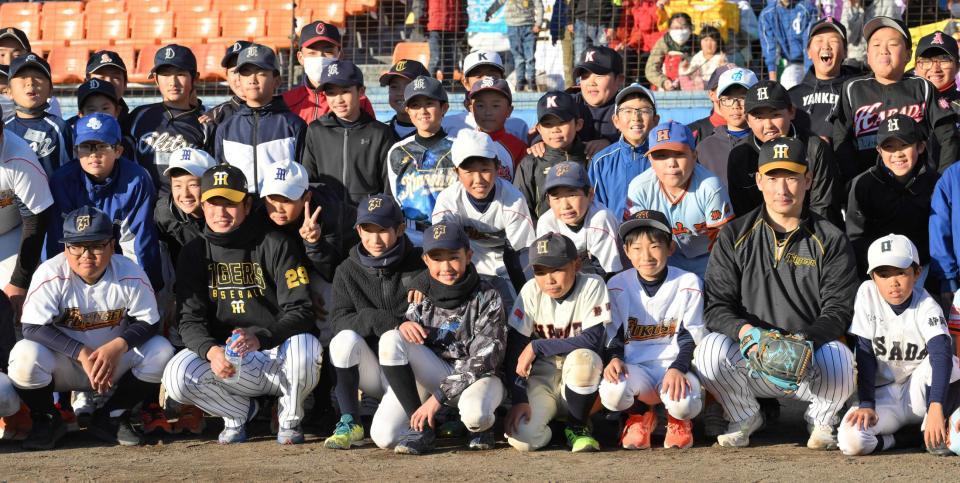 　野球教室を終え、子どもたちと記念撮影に納まる岩崎（前列右から２人目）と高橋（同左から２人目）＝撮影・伊藤笙子
