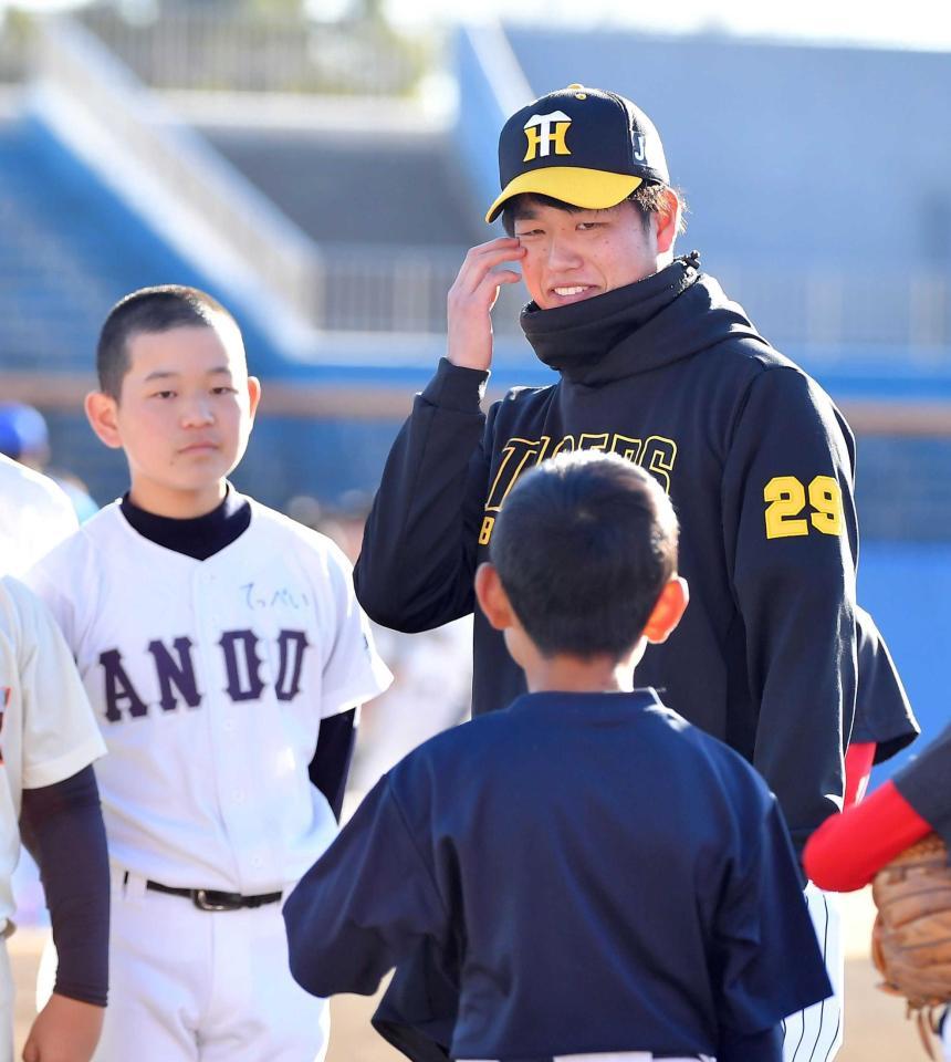 　子どもたちの質問攻めにタジタジの高橋