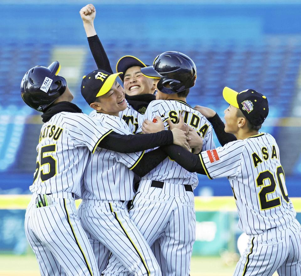 　優勝を決め喜ぶ阪神ジュニアナイン。右から２人目はサヨナラ打を放った石田