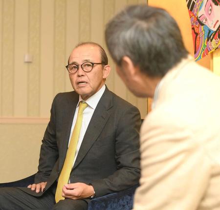 渡辺謙を前に語る岡田監督