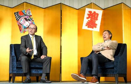 岡田監督（左）の話を聞きご機嫌な様子の渡辺謙（撮影・伊藤笙子）