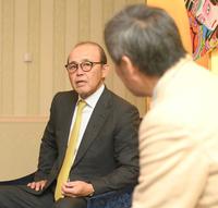 渡辺謙を前に語る岡田監督