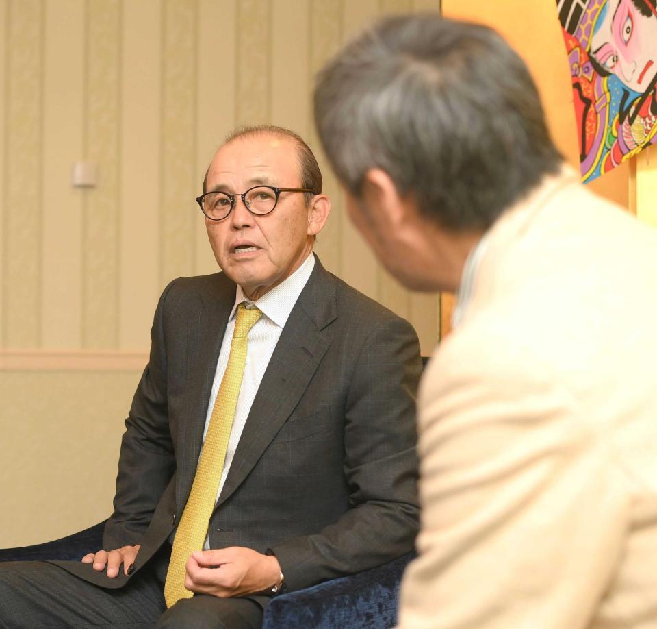 渡辺謙を前に語る岡田監督
