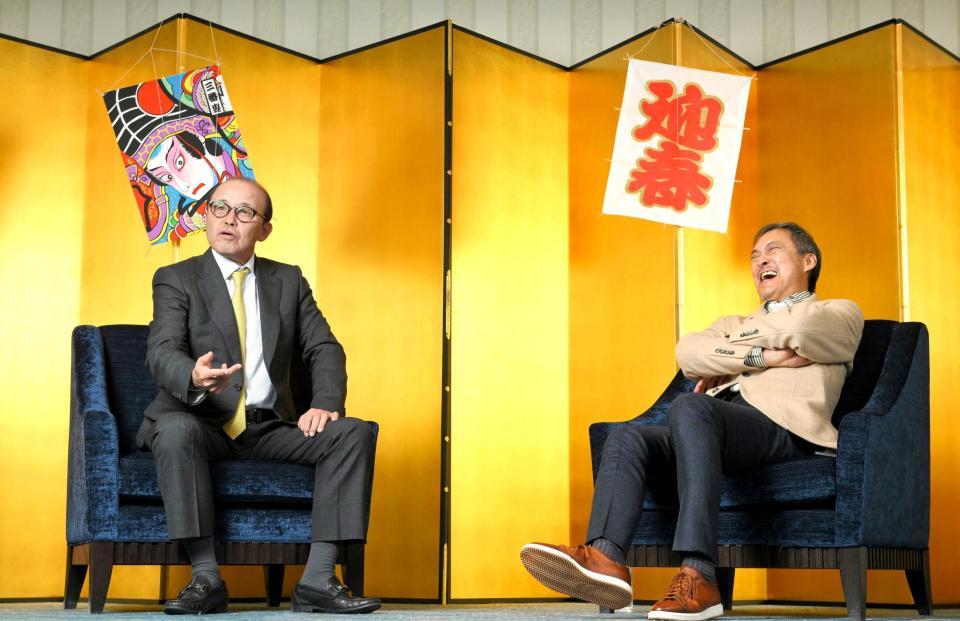 岡田監督（左）の話を聞きご機嫌な様子の渡辺謙（撮影・伊藤笙子）