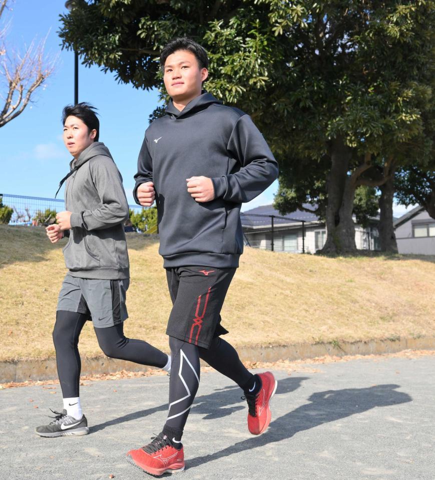 　中学時代のチームメイトとともに自主トレを行う森下（右）＝撮影・伊藤笙子