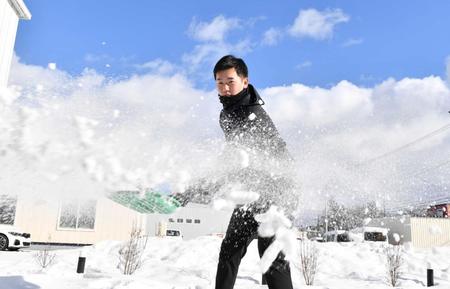 　雪かきをする門別（撮影・中田匡峻）