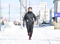 　雪道をランニングする門別（撮影・中田匡峻）