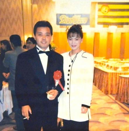 　現役引退パーティーで記念撮影する岡田監督（左）と村山久代さん＝９５年１１月（村山さん提供）