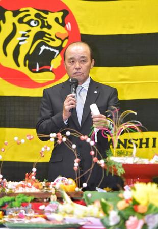 　年賀式で関係者を前にあいさつする岡田監督（撮影・立川洋一郎）