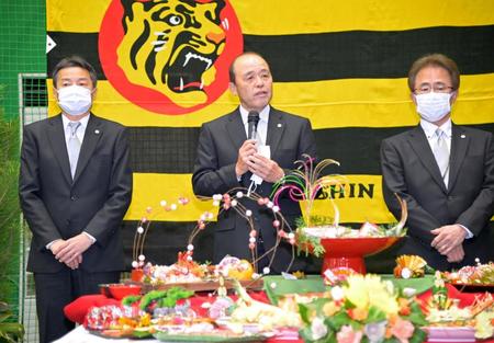 　年賀式で関係者を前にあいさつする岡田監督（中央）。左は百北球団社長（撮影・立川洋一郎）