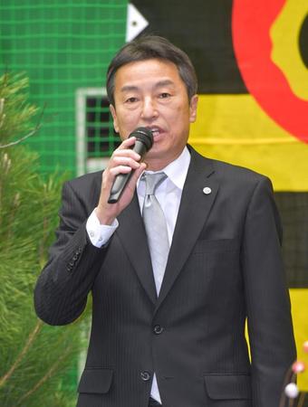 　年賀式であいさつする百北球団社長（撮影・立川洋一郎）