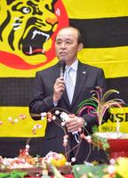 　年賀式で関係者を前にあいさつする岡田監督（撮影・立川洋一郎）