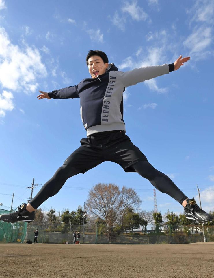 　青空の下、勢いよくジャンプする戸井（撮影・高部洋祐）