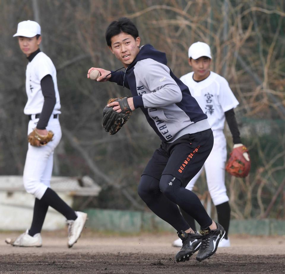 　後輩たちに交じってノックを受ける戸井