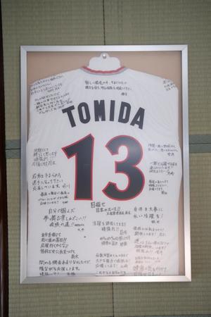 　富田が持参した寄せ書き入りのユニホーム（球団提供）