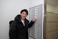 　自身のネームプレートを指さす富田（球団提供）