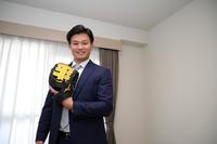 　入寮し持参したグラブを手に笑顔の森下（球団提供）