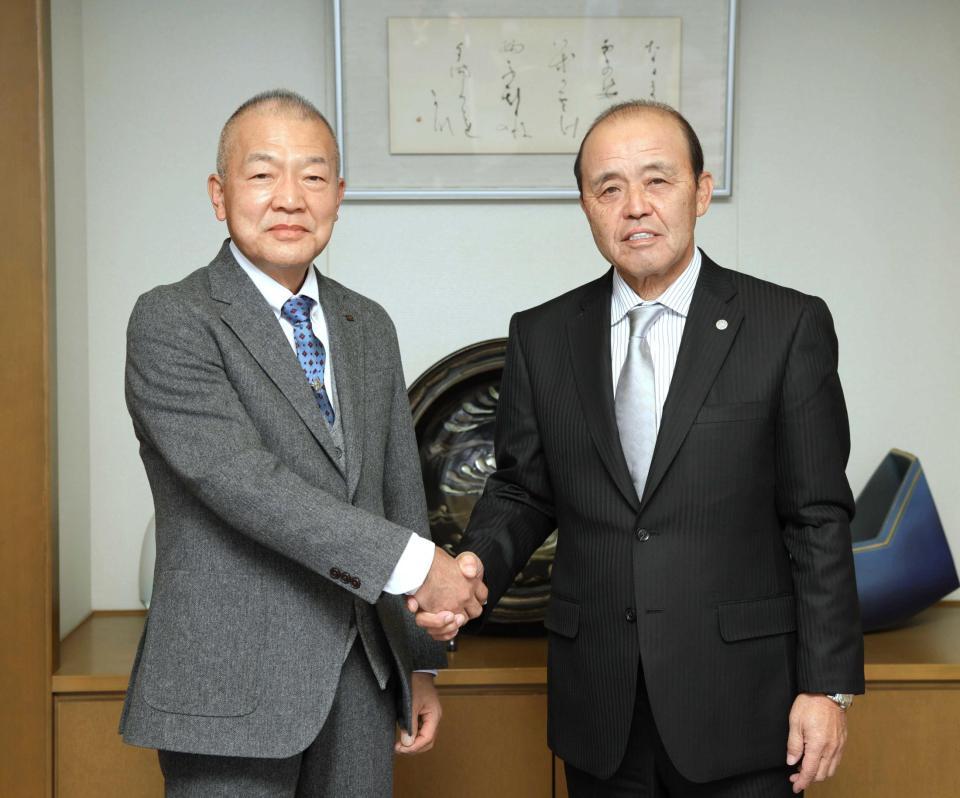 岡田監督（右）と握手を交わすデイリースポーツ・改発代表取締役社長