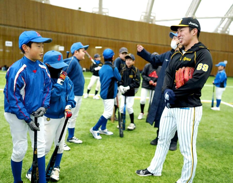 野球教室で子どもたちと交流する石井（主催者提供）