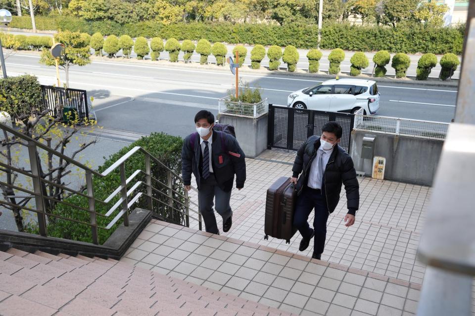 　虎風荘に入寮する井坪（左）と森下（球団提供）