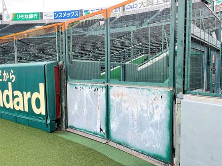 　改修される甲子園の外野ポール際のフェンス
