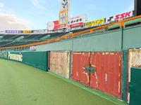 改修される甲子園の外野のフェンス