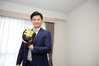 　持参したグラブを手に笑顔の森下（球団提供）