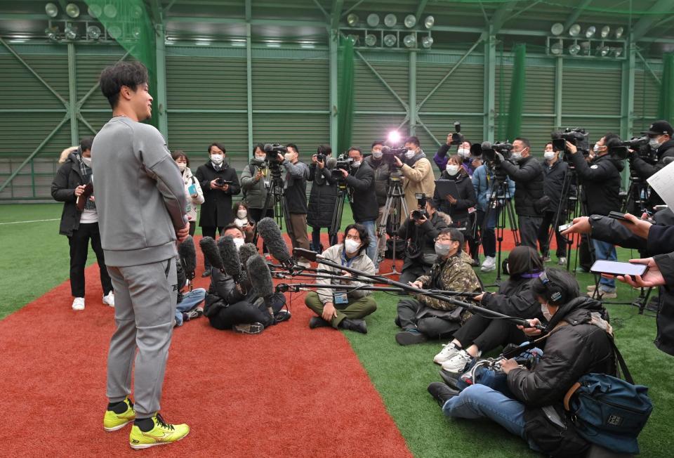 　大勢の報道陣の前でインタビューに応じる佐藤輝（撮影・高部洋祐）