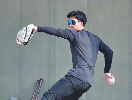 　キャッチボールをする森下（撮影・中田匡峻）