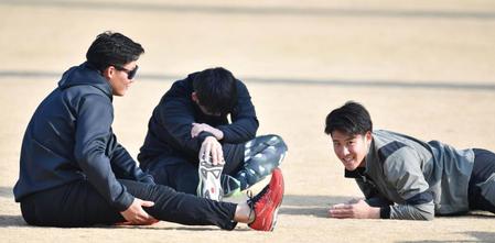 　談笑する森下（左）と富田（右）。中央は野口（撮影・中田匡峻）