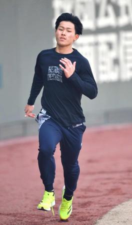 　ダッシュをする戸井