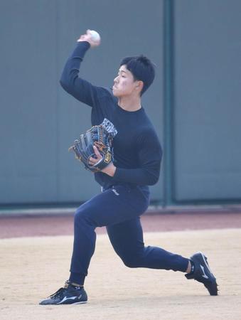 　キャッチボールをする戸井（撮影・中田匡峻）