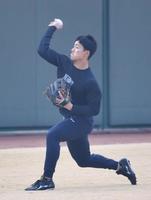 　キャッチボールをする戸井（撮影・中田匡峻）