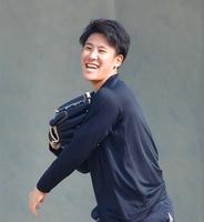 　キャッチボール中、笑顔を見せる富田