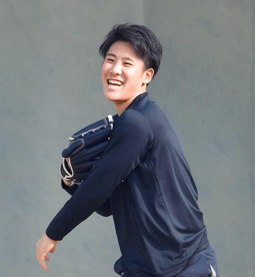 　キャッチボール中、笑顔を見せる富田