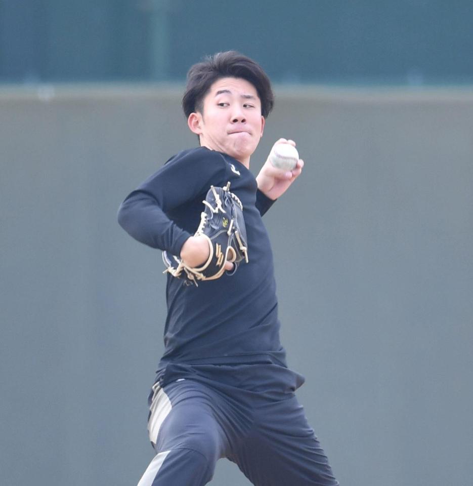 　キャッチボールをする富田（撮影・中田匡峻）