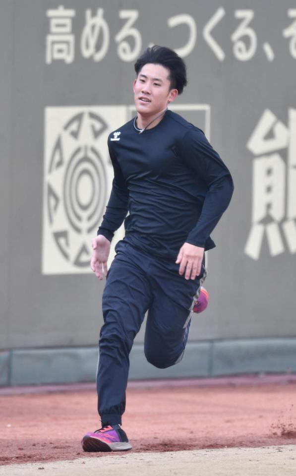 　ダッシュをする富田（撮影・中田匡峻）