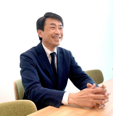 　岡田監督の温かい人柄を笑顔で語る読売テレビ・小澤アナウンサー