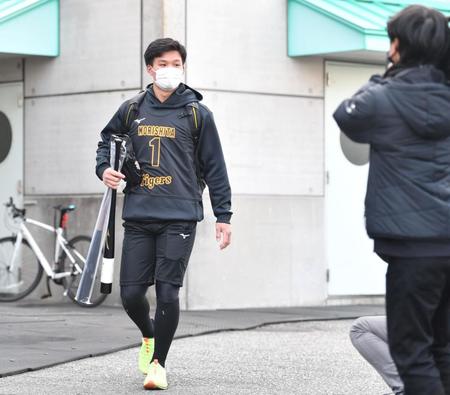 　練習に向かう森下（撮影・中田匡峻）