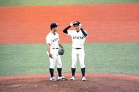 　マウンドで投手と会話する京大・三原さん（右）＝京大野球部提供