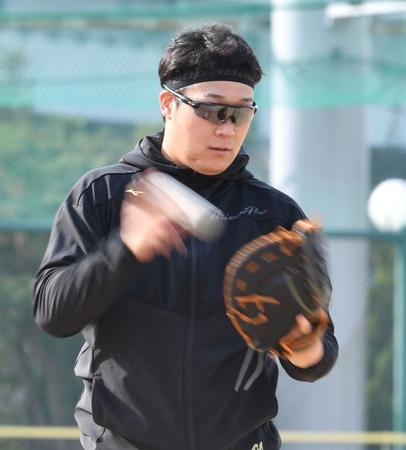 　グラブにボールを投げる大山（撮影・中田匡峻）