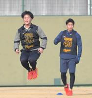 　ウオーミングアップをする井坪。右は茨木