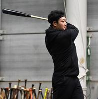 　打撃練習をする大山（撮影・中田匡峻）