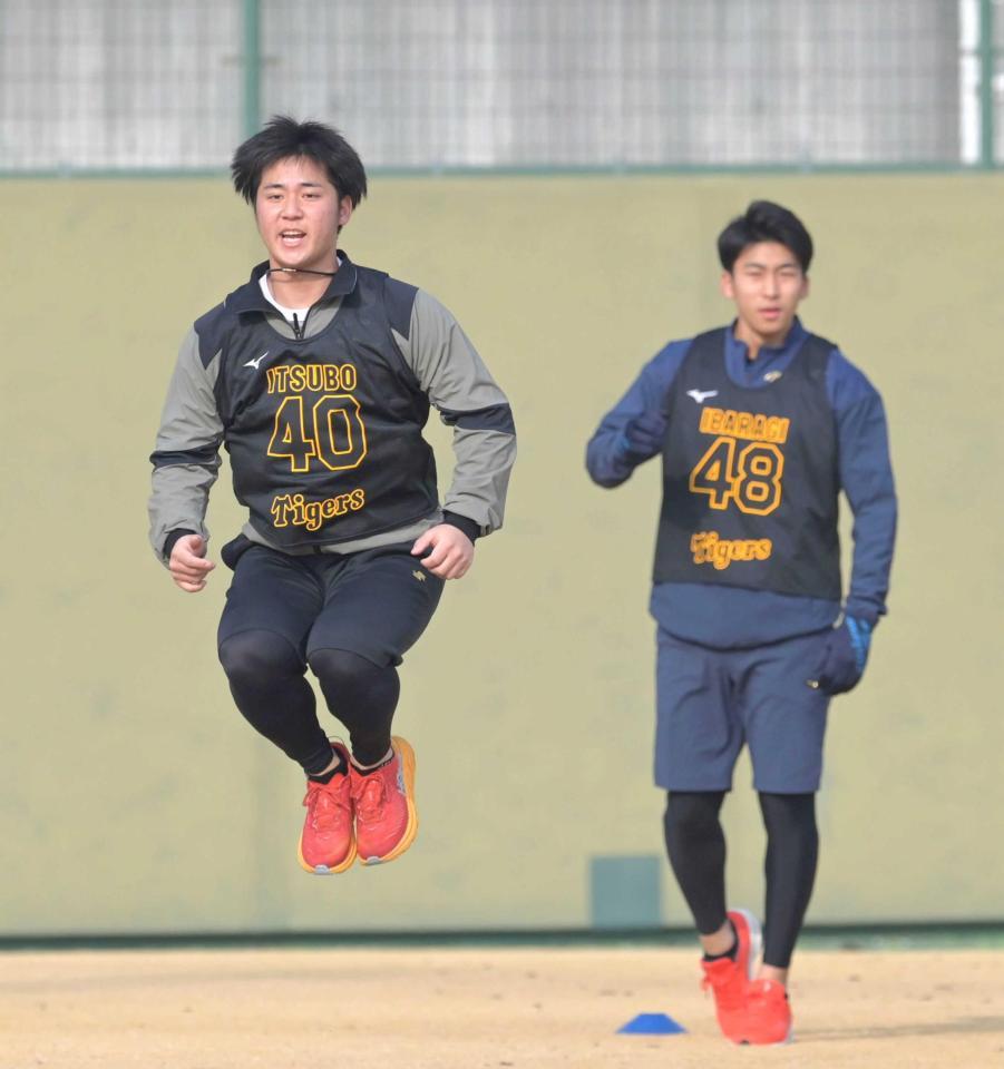 　ウオーミングアップをする井坪。右は茨木