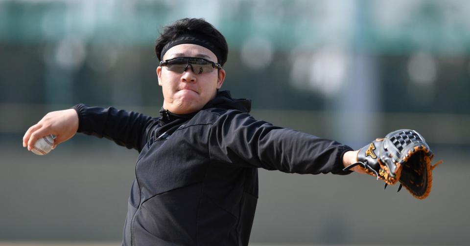 　キャッチボールをする大山（撮影・中田匡峻）