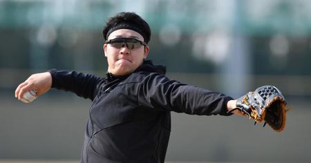 　キャッチボールをする大山（撮影・中田匡峻）