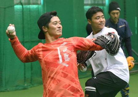 　中村（右奥）と並んでキャッチボールをする坂本（撮影・田中太一）