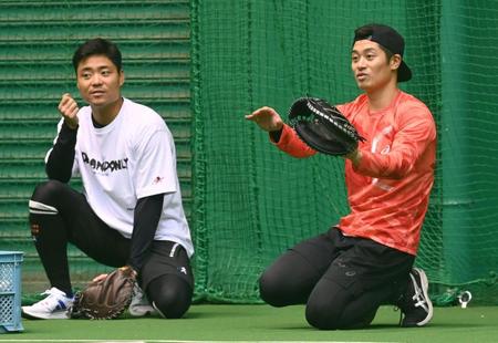 　中村（左）と話をしながら捕球練習をする坂本（撮影・田中太一）