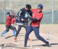 　秋山らとの自主トレで打撃練習をする板山（撮影・佐々木彰尚）