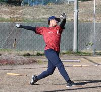 　ロングティーをする板山（撮影・佐々木彰尚）